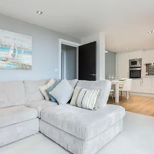  Apartment Stunning 2 Bed Apartment, Fabulous Sea View & 2 Minutes To Beach With Parking