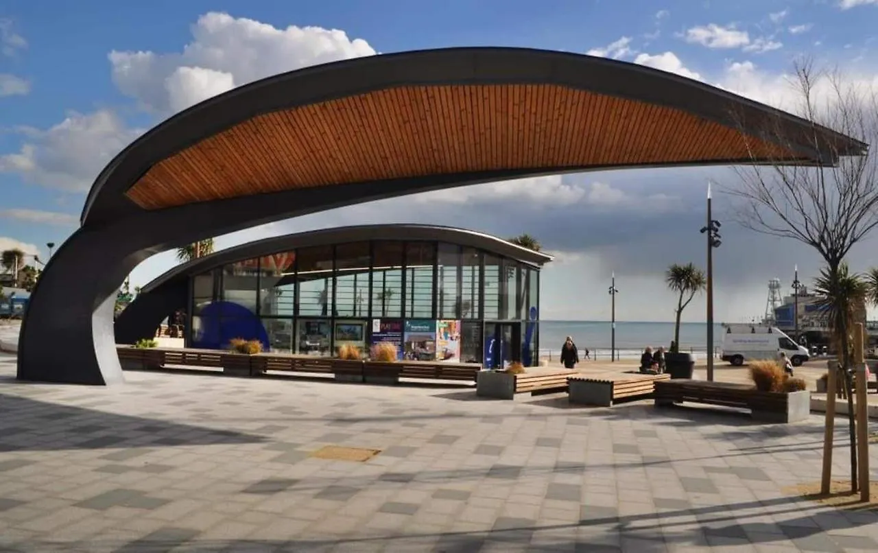 Flat-C, 4 Adults, 20 Mins To Beach, Netflix, Wifi, Sleeps 4 Adults Bournemouth Apartment