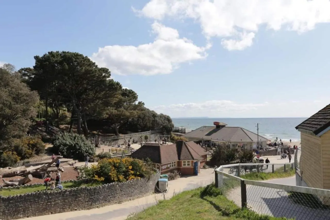 Flat-C, 4 Adults, 20 Mins To Beach, Netflix, Wifi, Sleeps 4 Adults Bournemouth